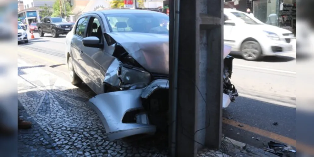 Batida ocorreu na tarde desta segunda-feira (22) e deixou uma pessoa ferida