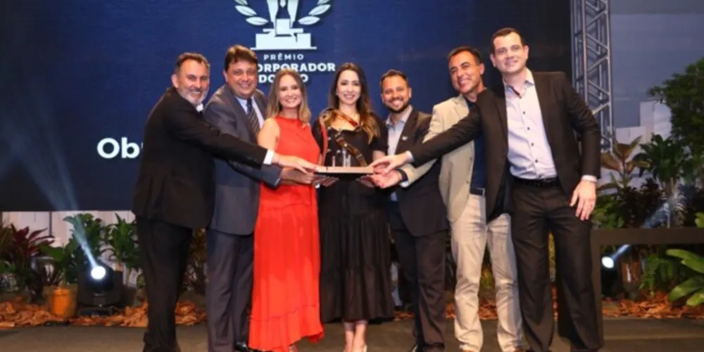 Amarildo Lorente, Bruno Ribeiro, Aline Nadolny, Jessica Antunes, Rafael Bellei, Murillo Lupion e Luigui Francisquini, da equipe de executivos da Prestes Construtora, na premiação da Ademi-PR. (Crédito: Ademi-PR)