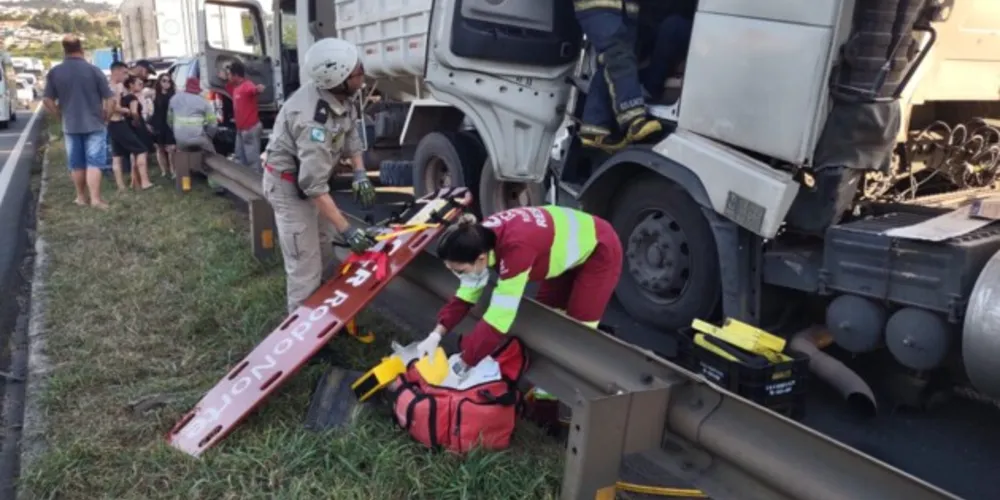 Engavetamento envolvendo três caminhões e quatro carros fecha a pista sentido Curitiba; há vítima no local