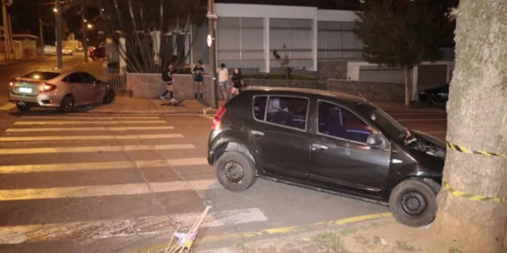 A ocorrência foi registrada pela equipe do Corpo de Bombeiros, nas ruas Francisco Ribas com Penteado de Almeida.