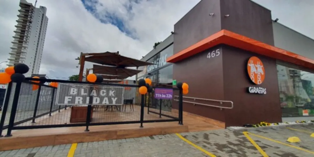 Na compra de um prato, ou lanche, específico da promoção, ganha outro semelhante, completamente de graça