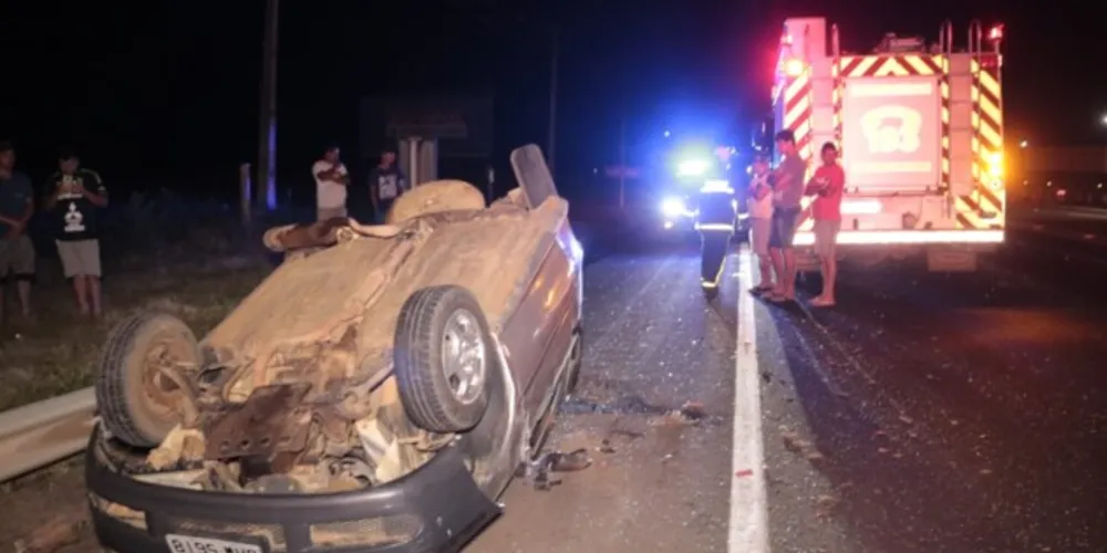 Acidente registrado na noite de sexta-feira (26), em Ponta Grossa, envolveu um carro e um caminhão