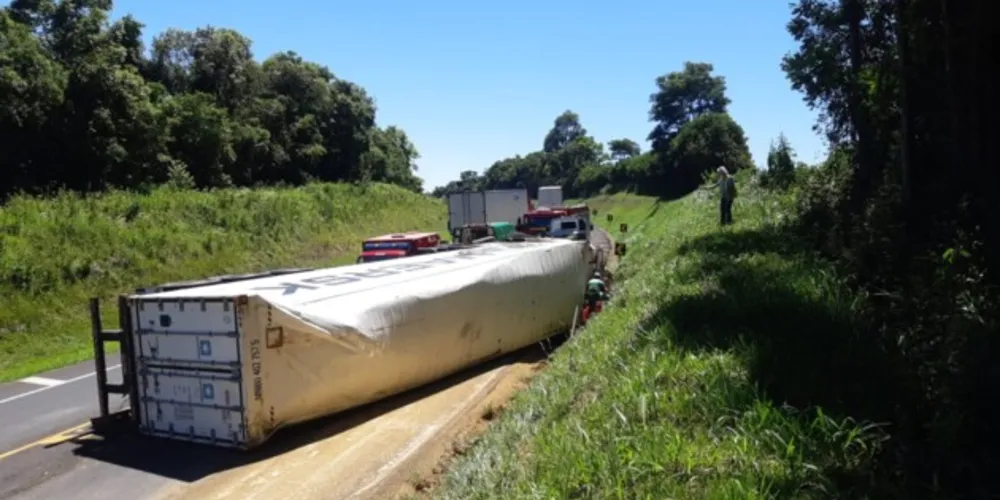O acidente do tipo tombamento envolveu um container carregado de carne suína para exportação