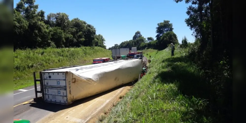 O acidente do tipo tombamento envolveu um container carregado de carne suína para exportação