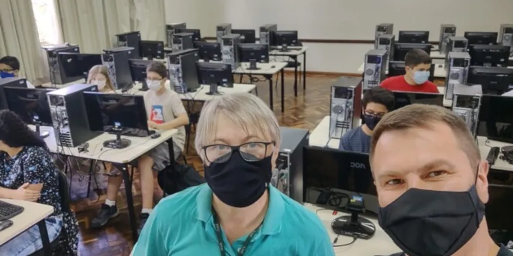 A sede do IFPR em Ponta Grosa fica anexa à UTFPR, sendo que as aulas práticas dos cursos são realizadas nos laboratórios da Universidade Tecnológica Federal do Paraná