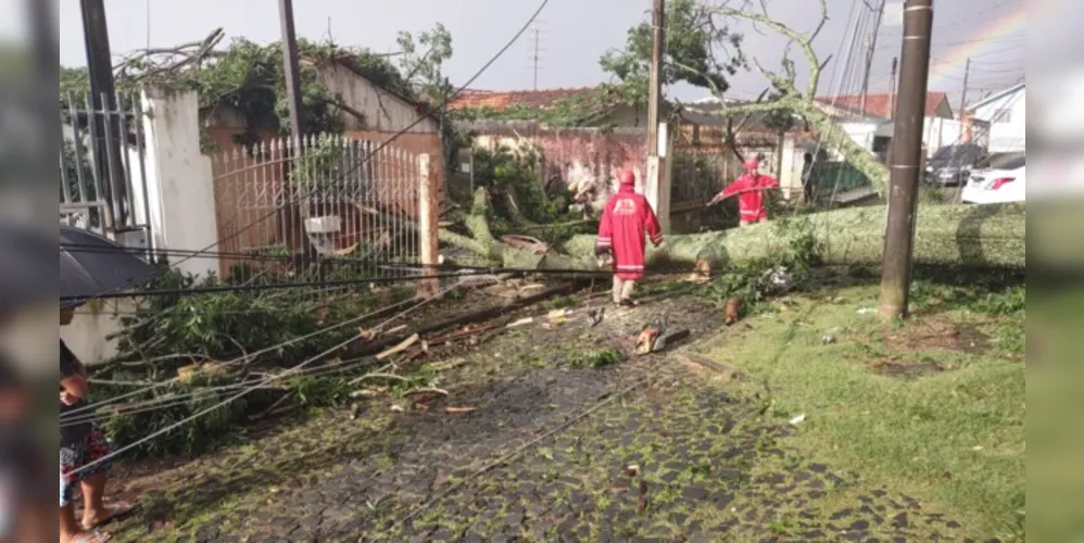 O evento meteorológico aconteceu por volta das 15h30 desta quinta-feira, no Núcleo 31 de Março, em Ponta Grossa