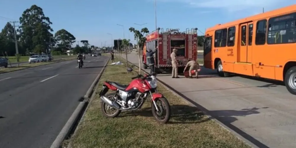Uma mulher que estava na garupa da moto ficou gravemente ferida com o impacto do acidente