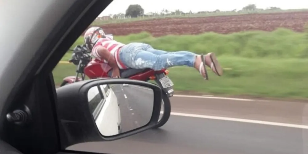 A manobra conhecida como "Superman", por lembrar o personagem voando, é proibida pelo Código de Trânsito Brasileiro (CTB)
