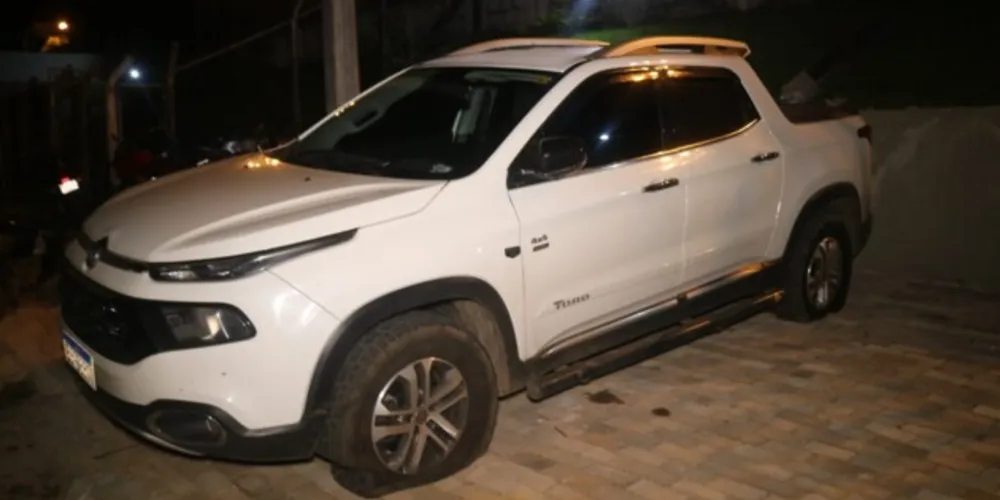 Os agentes efetuaram dois disparos de arma de fogo nos pneus do veículos.