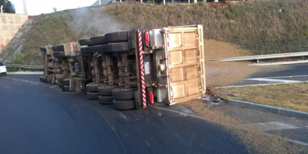 O motorista do caminhão, de 44 anos, com placas de São Paulo, sofreu lesões leves