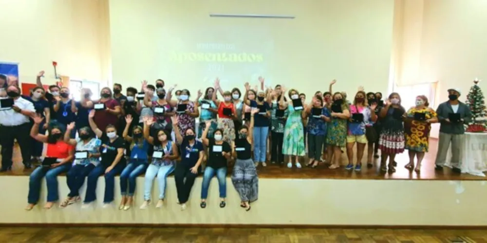 Vinte professoras, um professor, 12 serventes, uma escriturária e um trabalhador braçal receberam placas com homenagens
