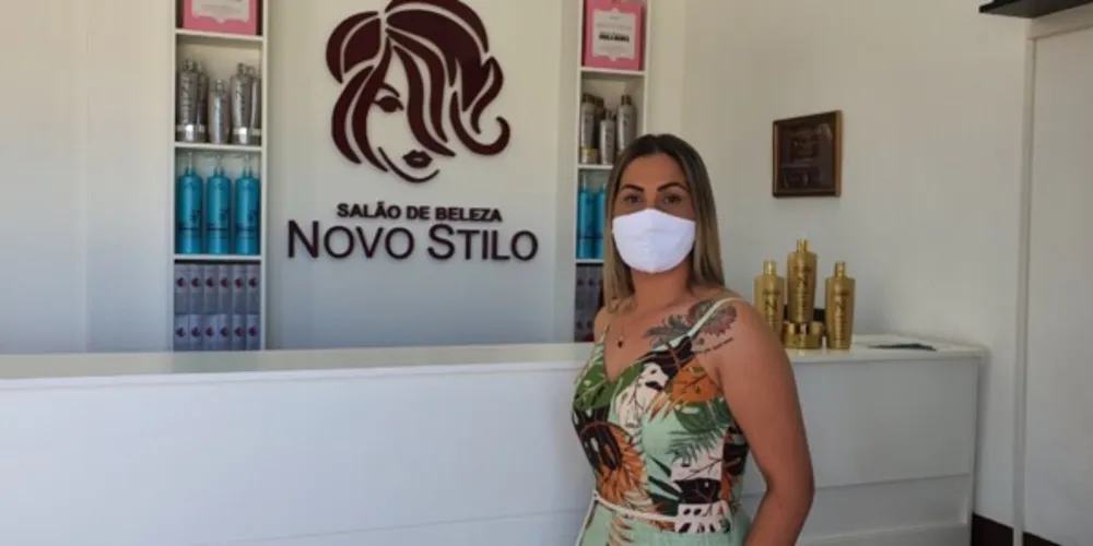 Vai para praia ou curtir uma piscina neste verão? Veja as dicas do Salão Novo Stilo para evitar danificar o cabelo com o sol forte, cloro e água salgada