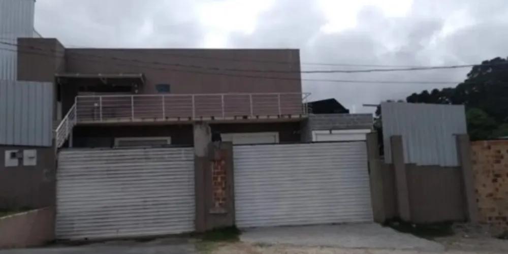 Ação começou quando quatro indivíduos armados arrombaram uma adega