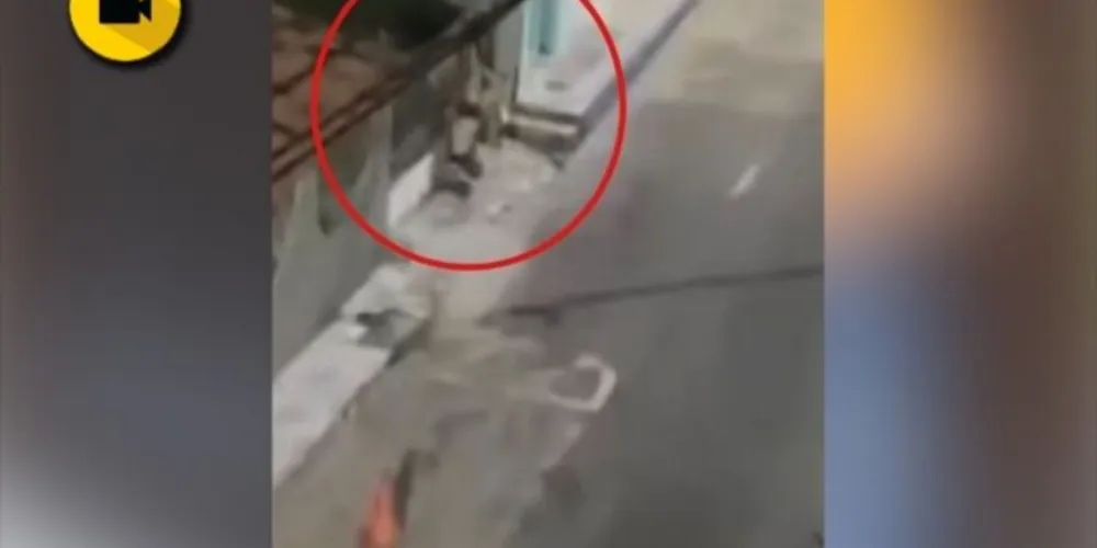 O suspeito ficou sem as calças ao tentar invadir uma casa