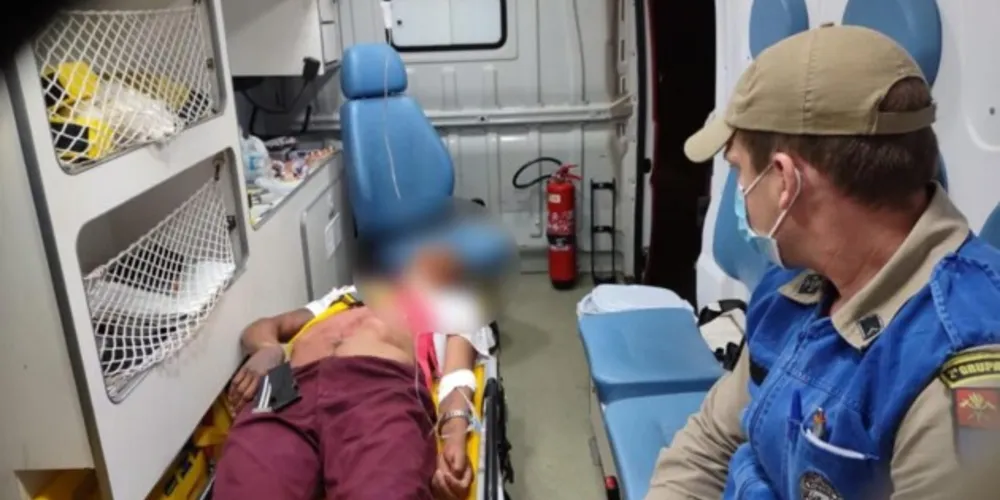 O homem estava com ferimentos na região do tórax e braços.