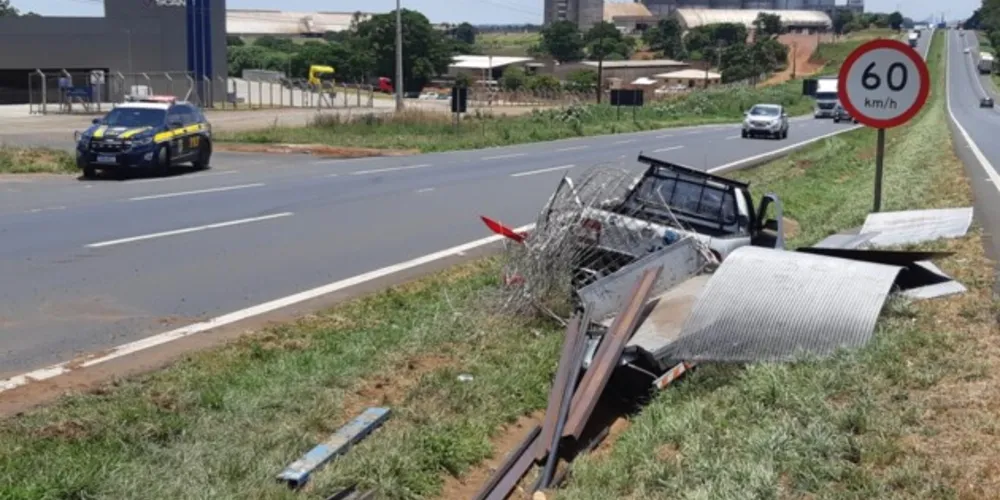 A Polícia Rodoviária Federal (PRF) e uma equipe do Corpo de Bombeiros atenderam a ocorrência