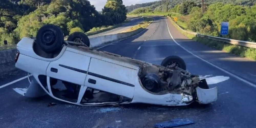 Acidente envolveu um Chevrolet Corsa sedã