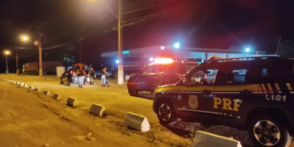 No automóvel Ford/Fiesta encontravam-se duas mulheres, um adolescente e dois homens