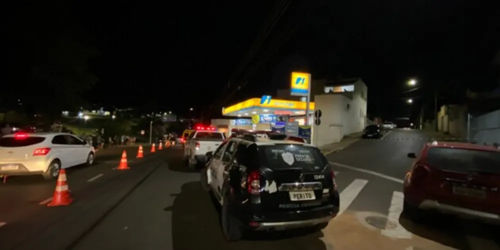 No local do crime foi localizado cerca de 14 cápsulas calibre 9mm, além de um outro veículo que abastecia no momento e foi atingido pelos disparos, porém não houve feridos