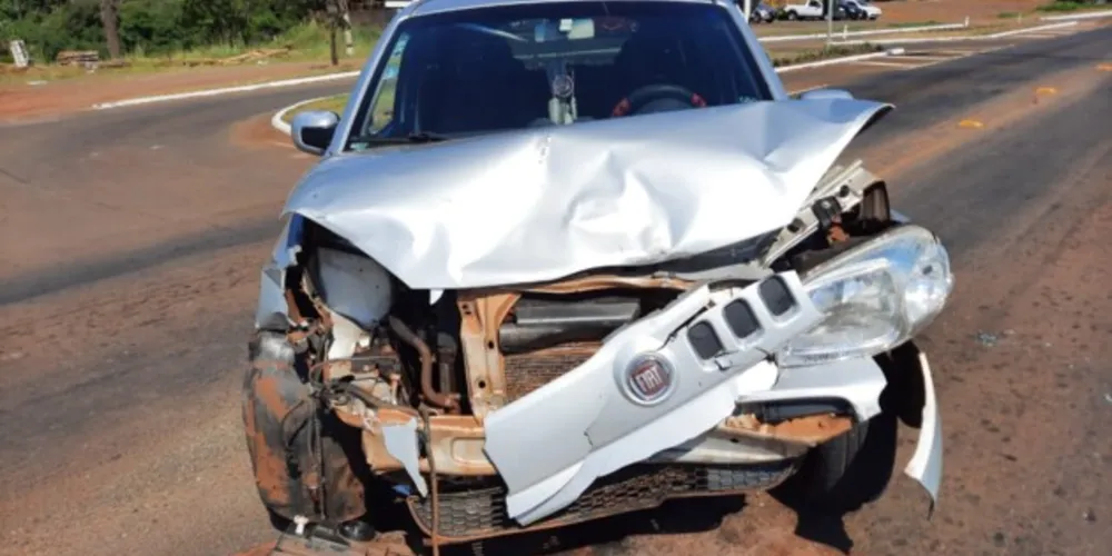 No veículo Fiat Uno, duas vítimas foram encaminhadas para hospitais da região