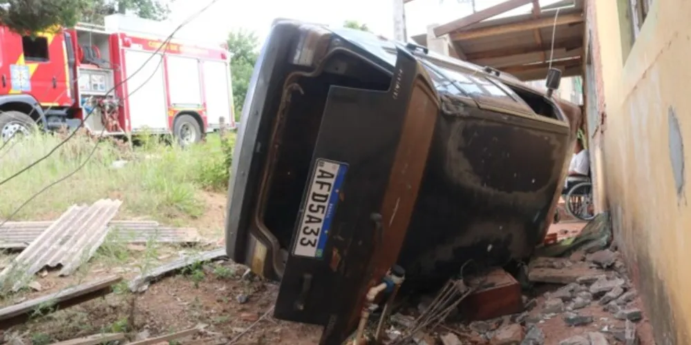 Imagem ilustrativa da imagem Morador que teve casa atingida por carro pede ajuda