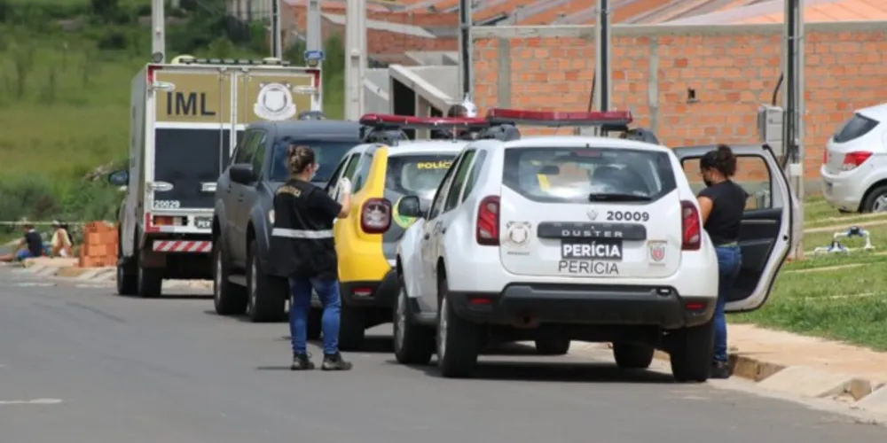 Segundo informações da PM, dois homens adentraram em uma residência e em um dos cômodos, efetuaram disparos de arma de fogo