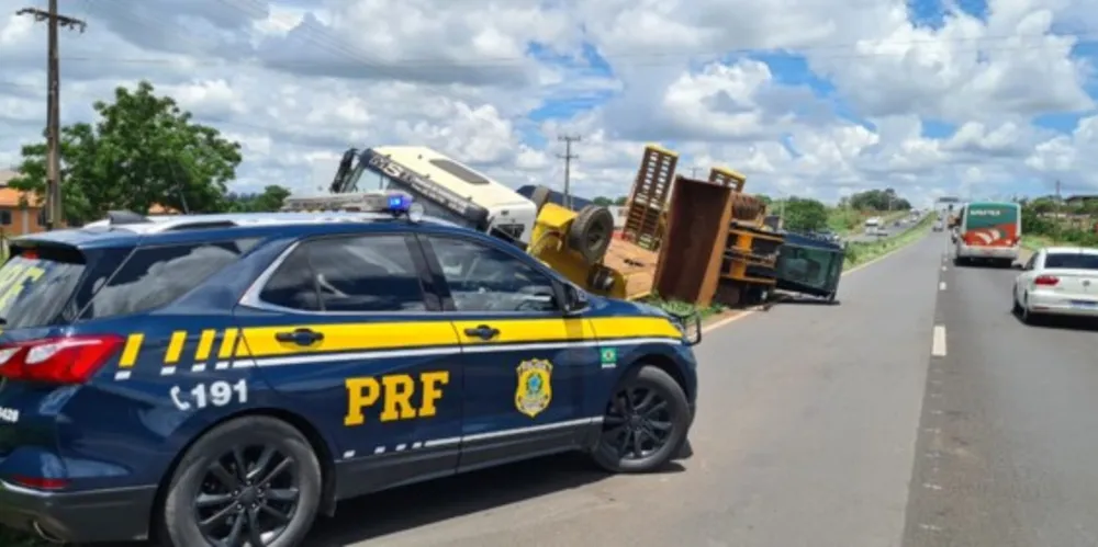 Tombamento deixou pista parcialmente interditada