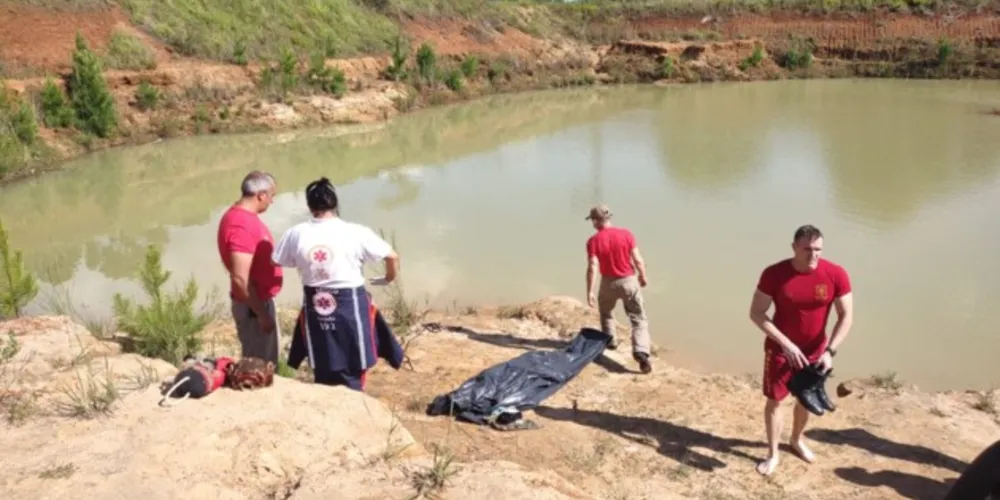 A vítima nadava com amigos quando se afogou e não conseguiu sair das águas