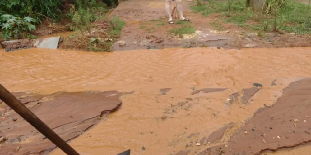 Imagem ilustrativa da imagem Moradores do Gralha Azul vivem drama em dias chuvosos