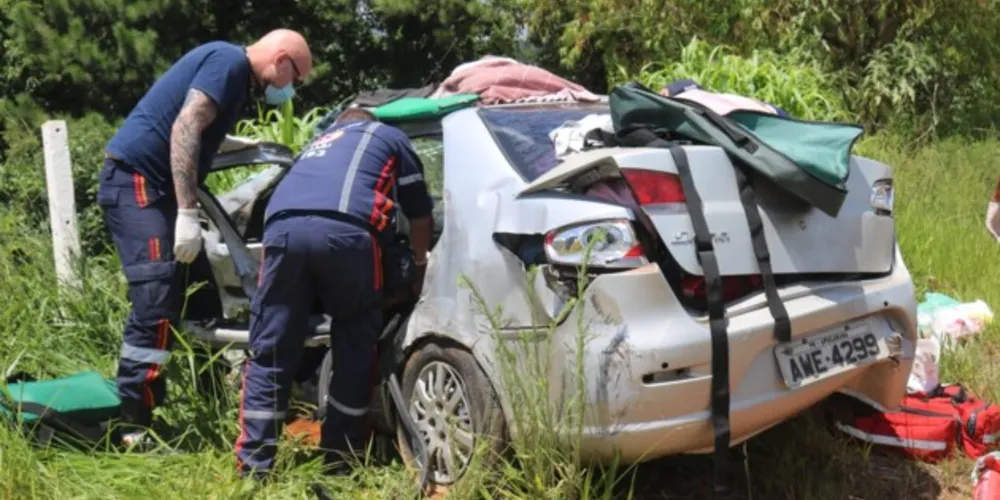 Colisão envolveu um carro e dois caminhões na tarde desta sexta-feira (21)