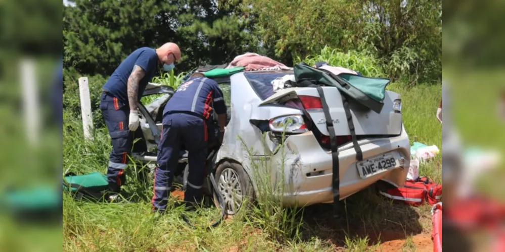 Colisão envolveu um carro e dois caminhões na tarde desta sexta-feira (21)