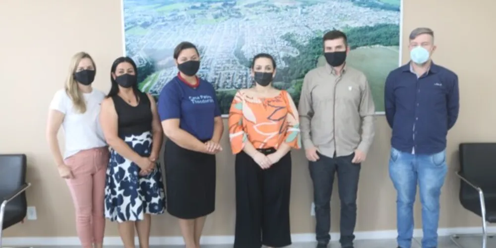 Prefeita Elisangela Pedroso se reuniu com representantes nesta sexta-feira (21)