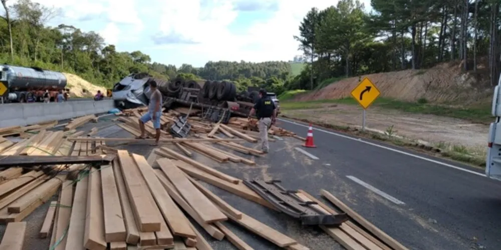 O acidente, do tipo tombamento, ocorreu no quilômetro 421 da rodovia BR-376, no município de Tibagi, na região dos Campos Gerais