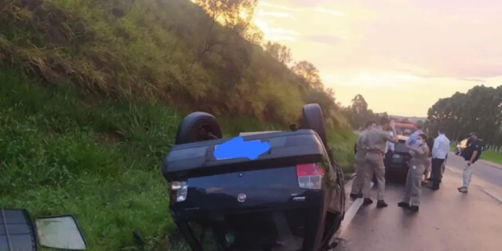 Veículo colidiu contra um barranco e acabou capotando na altura do quilômetro 525, nas proximidades do Parque de Vila Velha