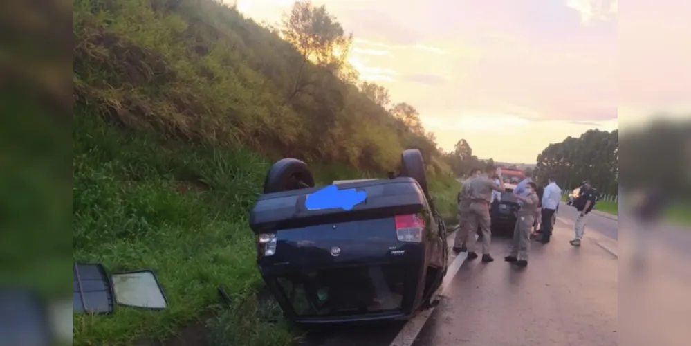 Veículo colidiu contra um barranco e acabou capotando na altura do quilômetro 525, nas proximidades do Parque de Vila Velha