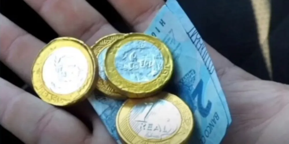 Condutor que preferiu não se identificar disse que só percebeu que as moedas eram de chocolate quando foi organizar o dinheiro