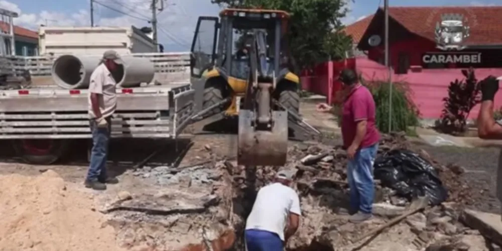 Secretaria Municipal de Obras realizou trabalhos nas galerias localizadas na na Rua das Azaléias