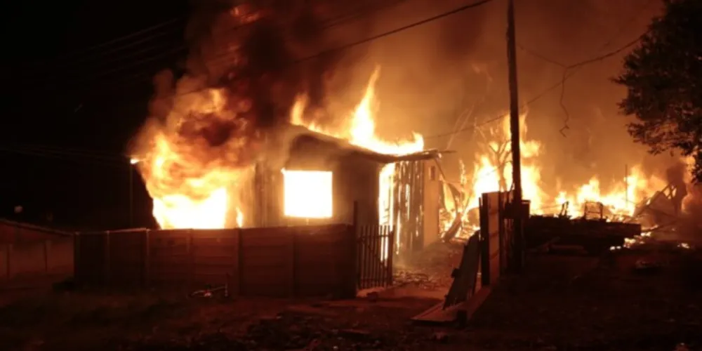 Cerca de 15 pessoas moravam no local e viram suas casas virarem cinzas. Ninguém se feriu. 