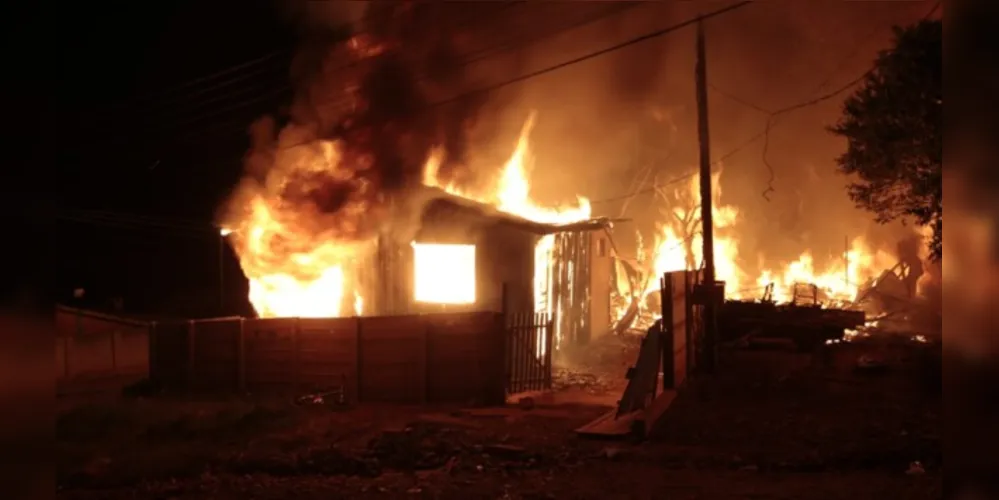 Cerca de 15 pessoas moravam no local e viram suas casas virarem cinzas. Ninguém se feriu. 
