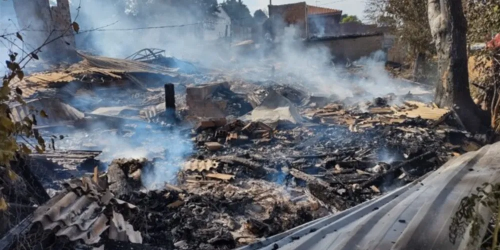 Roupas, alimentos e kits de higiene são prioridades para serem entregue as famílias que tiveram as casas incendiadas no Santa Mônica.