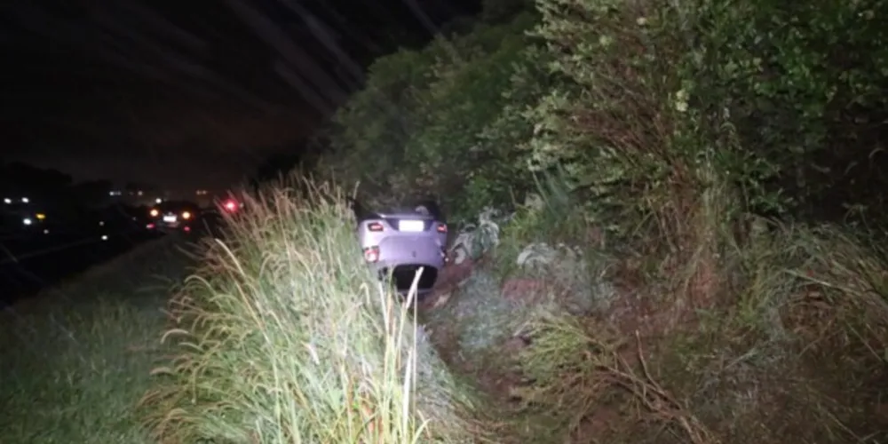 Carro capotou após sair de pista e parou na mata 