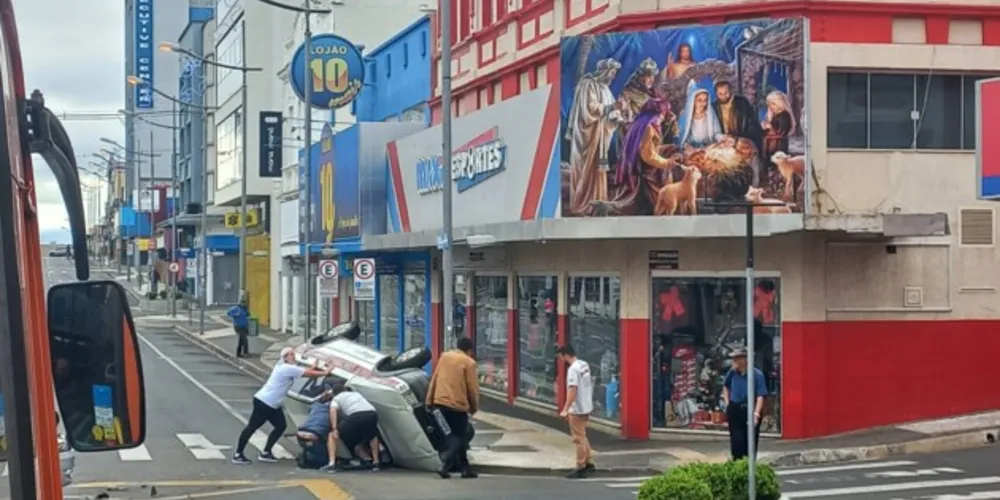 Imagem ilustrativa da imagem Motorista avança sinal e causa acidente no centro