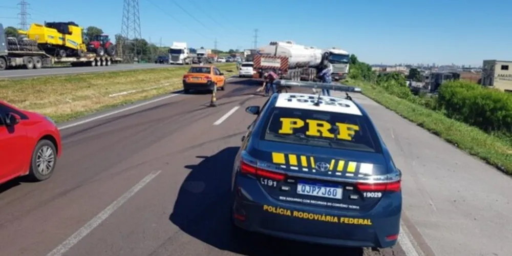 Dois caminhões colidiram na região da Cidade Industrial de Curitiba; fila chega a São José dos Pinhais.