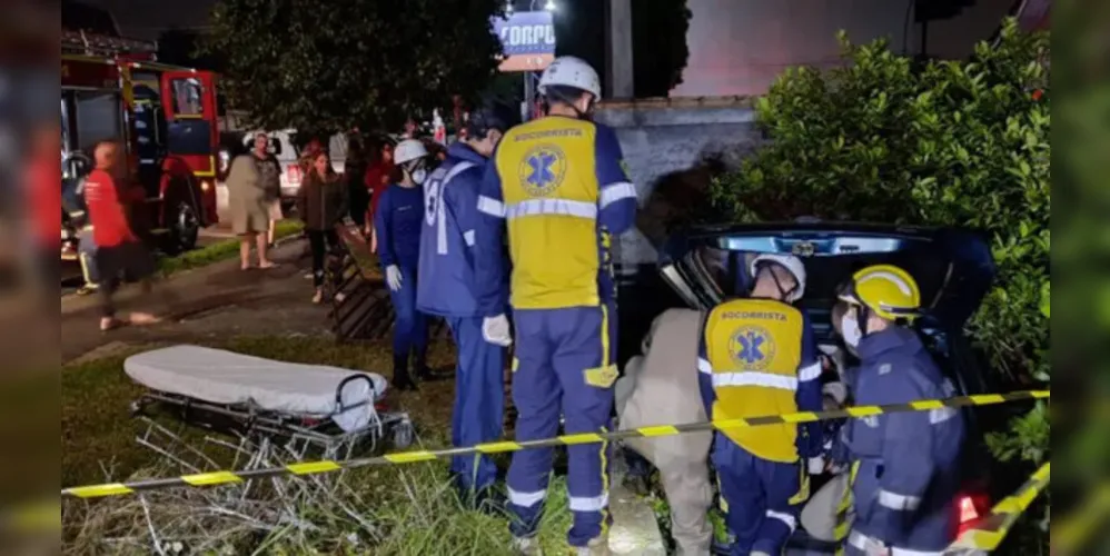 Idoso perdeu o controle da direção do carro e bateu contra uma grade de proteção e um muro.