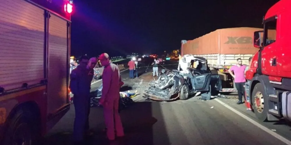 Uma das crianças ficou presa às ferragens e está em estado grave.