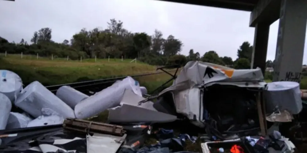 O caso aconteceu no quilômetro (km) 87 da rodovia em Piraquara (RMC).

