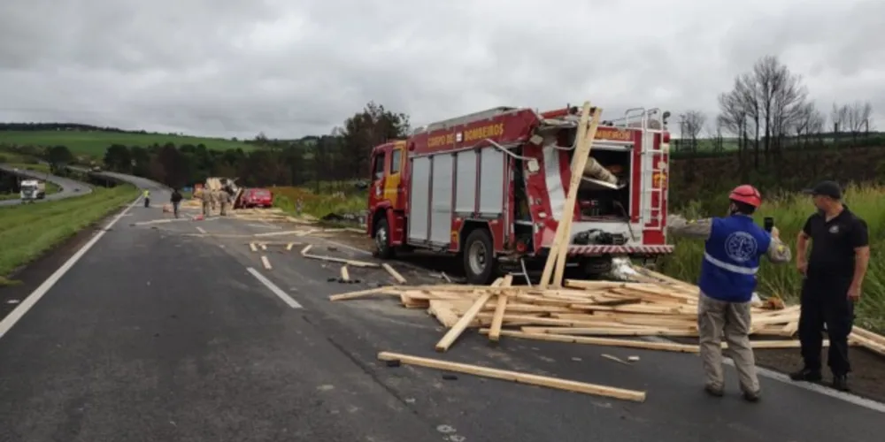 O caminhão atropelou as ambulâncias e o guincho que estavam no local atendendo o acidente que matou cinco pessoas da mesma família.