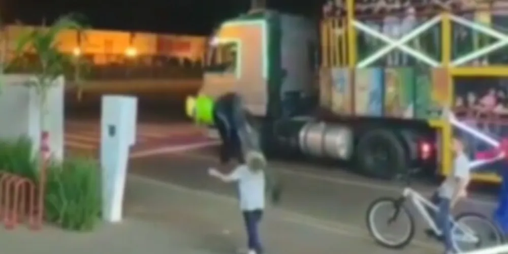 Imagem ilustrativa da imagem Máskara da ‘carreta furacão’ dá mortal e cai em cima de criança