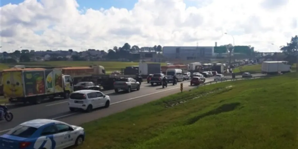 O acidente envolveu três carretas e causou um longo congestionamento entre Curitiba e São José dos Pinhais.