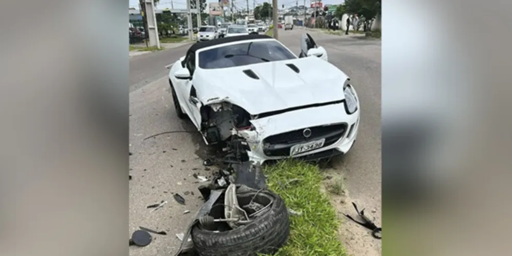 Motorista bateu em um Jaguar F Type Cabrio avaliado em quase R$ 400 mil